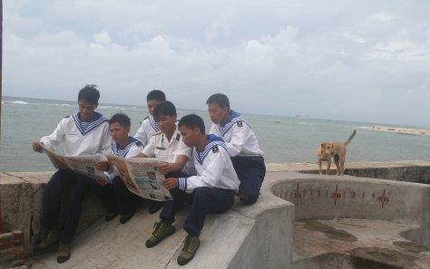 Lính đảo giờ giải lao cùng nhau theo dõi tình hình trong nước qua những trang báo.